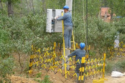 大張莊鎮上堯峪臺區進行配網改造施工