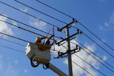 福山區供電公司搶修10千伏西羅分支線因線路老化斷裂