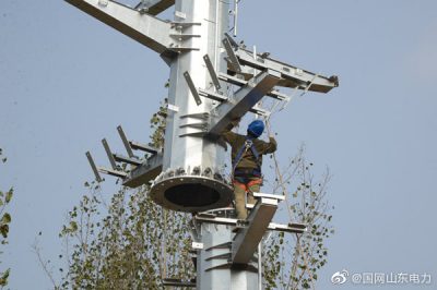 莒縣供電公司在洛河鎮組裝安嶺線鐵塔
