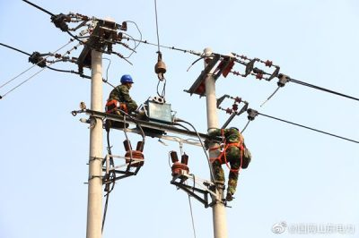 慶云縣供電公司對開發區線12號桿更換開關