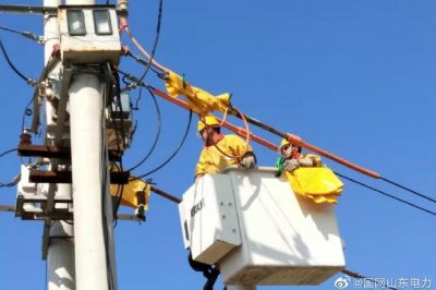 帶電作業班在10千伏十八戶甲線帶電更換高壓開關