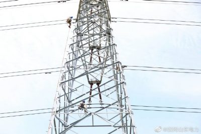 威海供電公司對鐵塔破股導線進行修復