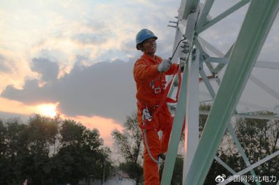 河北衡水境內陳田村電力鐵塔安裝