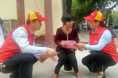“太行之光”黨員服務隊隊員走街串巷入社區向廣大群眾發放安全用電宣傳單