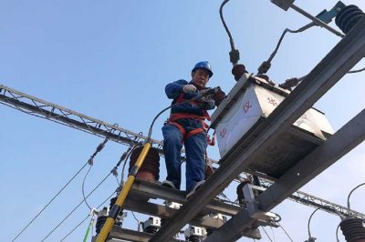 獻縣供電公司在35千伏西城變電站斷路器一次接線進行維護