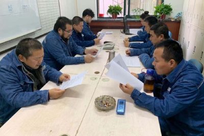 各班組進行安全教育學習   努力提高班組的業務技能和安全意識