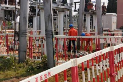 110千伏變電站改造工程現場進行35千伏引線制作安裝