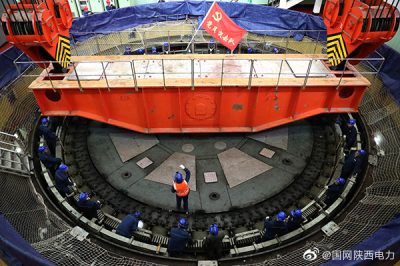 安康水電廠1號發電機轉子被成功起吊拆除