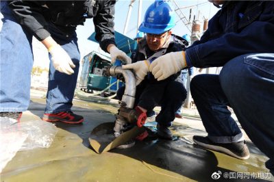 春林變電站2號主變進行濾油作業