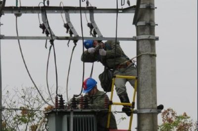 雨雪中修復高橋蔡臺區配變故障搶修