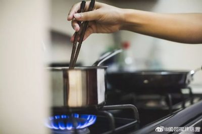 燃氣灶發生意外時，嚴禁打開任何電器