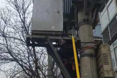 運檢班校正傾斜的公網配變電容柜