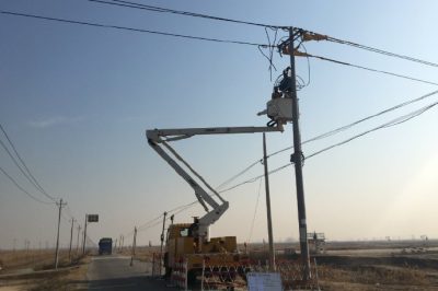 墾利區供電公司帶電更換隔離刀