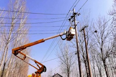 陵城區供電公司對10千伏土軍線加裝絕緣護套