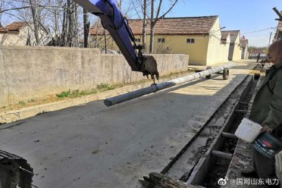 辛寨鎮張家焦頭村運送電桿開展農網改造