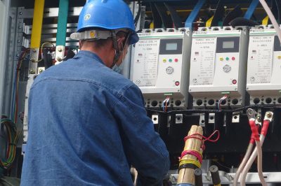 大張莊鎮圍子山臺區進行農網改造施工