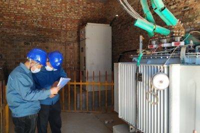 臨清市供電公司幫助企業巡視檢查電力設備