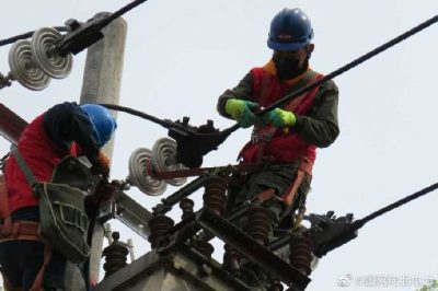 里滿鄉里固線12號桿處進行電網線路改造工程