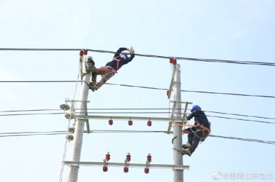 楊樓鎮孟寨1號機井臺區進行臺架制作安裝工作