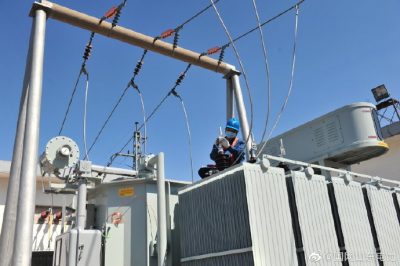 35千伏東高變電站進行設備增容作業