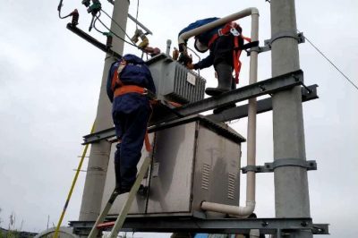 奮戰搶修10千伏線路因雷擊受損的變壓器