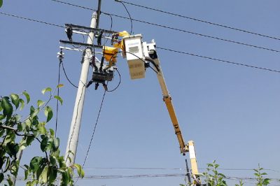 緊急帶電搶修10千伏線路電桿設備線夾