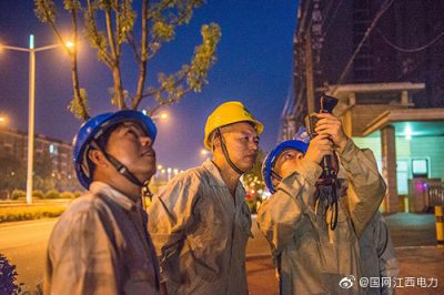 安源區供電公司對電桿測溫