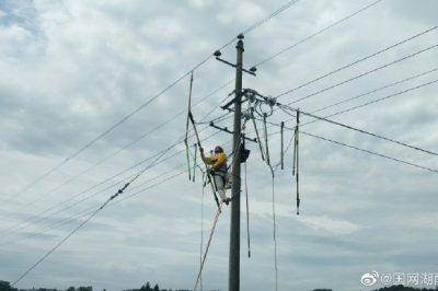 首次開展絕緣桿作業法帶電接引