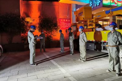 帶電作業(yè)小伙，在夜間濕透衣襟