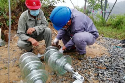 清潔玻璃鋼絕緣子避免污閃現象