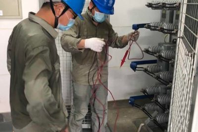 夏日，電網職工擰干衣服接著干