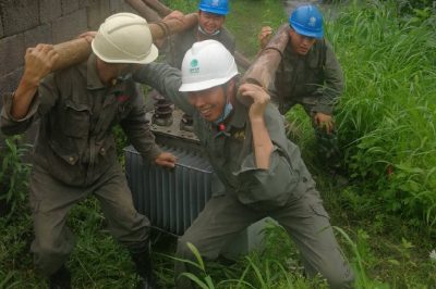 冒雨搶修變壓器恢復供電