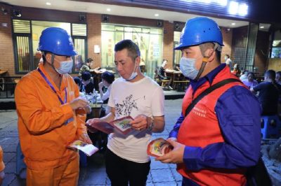 為各個攤位檢查用電安全情況、排查隱患、發放用電安全宣傳單