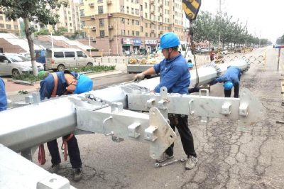 立塔架線強電網 汗流浹背送清涼