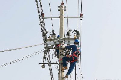 更換10千伏線路電桿金具和導線