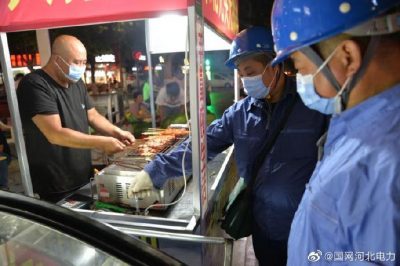 向經營攤主講解安全用電知識和不規范用電的危害