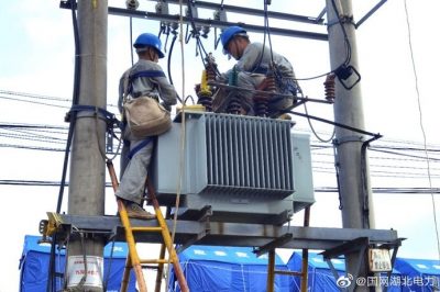 為防汛轉移的群眾接通臨時電源