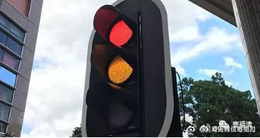 路邊的“小房子”、 綠化帶景觀燈、裝地燈的水池……要遠離這些地方哦~