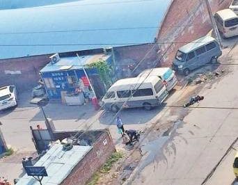 有人高壓線下施工觸電，居民救援“往身上澆水”……這是幫倒忙！