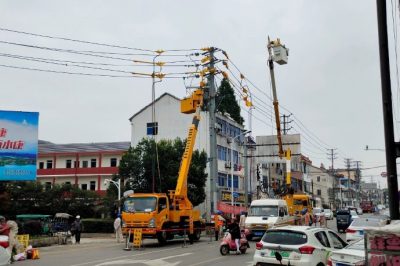 帶電作業更換電桿柱上開關