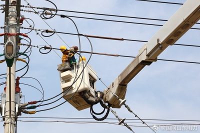 開展電桿帶電加裝分段開關工作