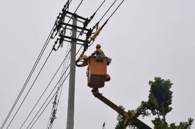 完成帶負荷直線桿改耐張桿并加裝柱上開關(guān)的作業(yè)任務