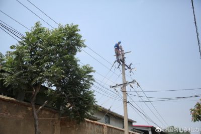 在10千伏575新農線104號桿進行安裝隔離開關等工作