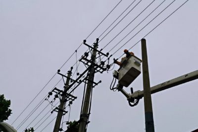 帶電作業消除保電線路隱患