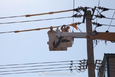帶電作業班對10千伏547輕貿線主干049號桿隔離開關進行帶電接引