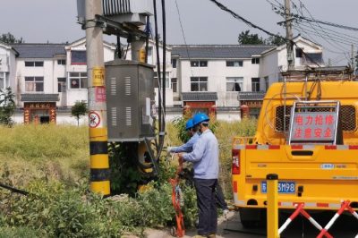 供電所運維人員對鹽閘小區12、14變壓器進行負荷切改