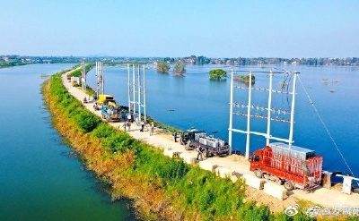 在廬江縣同大鎮(zhèn)白石天河古圩段圩堤上進(jìn)行立桿、架線、安裝配變設(shè)備