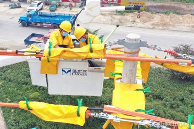 為新投運(yùn)10千伏柳園線分支實施帶電接火工作