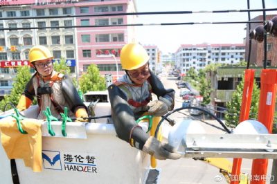 網婁星區(qū)供電支公司開展低壓線路解頭、搭火作業(yè)