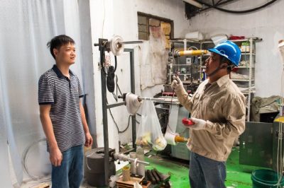 走進轄區內小作坊，檢查用電線路，試跳漏電保護器